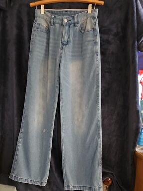 Light Wash High-Rise Wide Leg Jeans 28 Waist. Small Hole See Photo